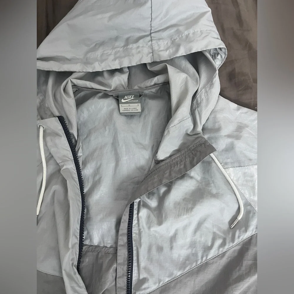 Men's Nike Gray and White Hooded Windbreaker - Picture 3 of 4